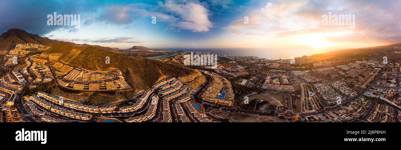 Vista aérea de drones con la playa de Las Américas en Costa Adeje, Tenerife, Canarias Foto de stock