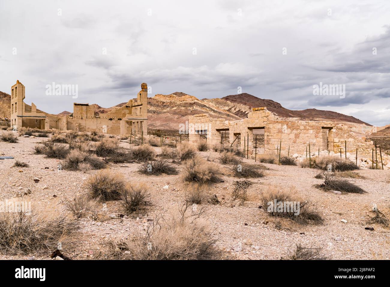 Ruinas de la ciudad fantasma de edificios abandonados en la antigua ciudad boom de Rhyolite, Nevada Foto de stock