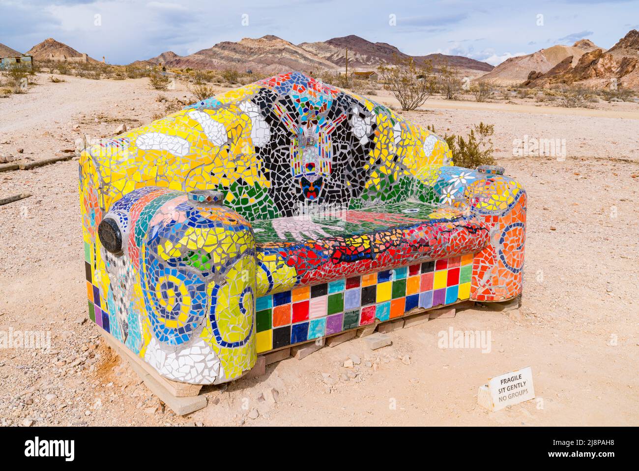 Rhyolite, NV, - 4 de marzo de 2022 : Escultura del sofá de mosaico creado por el artista Albert Szukalski en el desierto cerca de Rhyolite, Nevada. Foto de stock