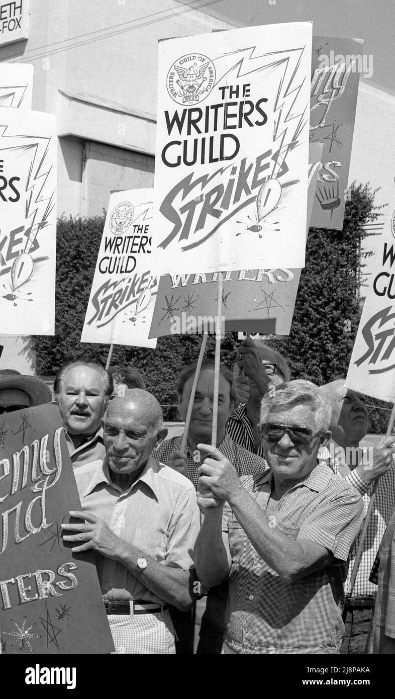 Los escritores de la pantalla de Hollywood incluyendo al co-escritor de Casablanca Julius Epstein (delante a la izquierda) que sostiene los carteles del piquete ensamblan la huelga del gremio de los escritores delante de los estudios del zorro del siglo 20th en 1981. Foto de stock