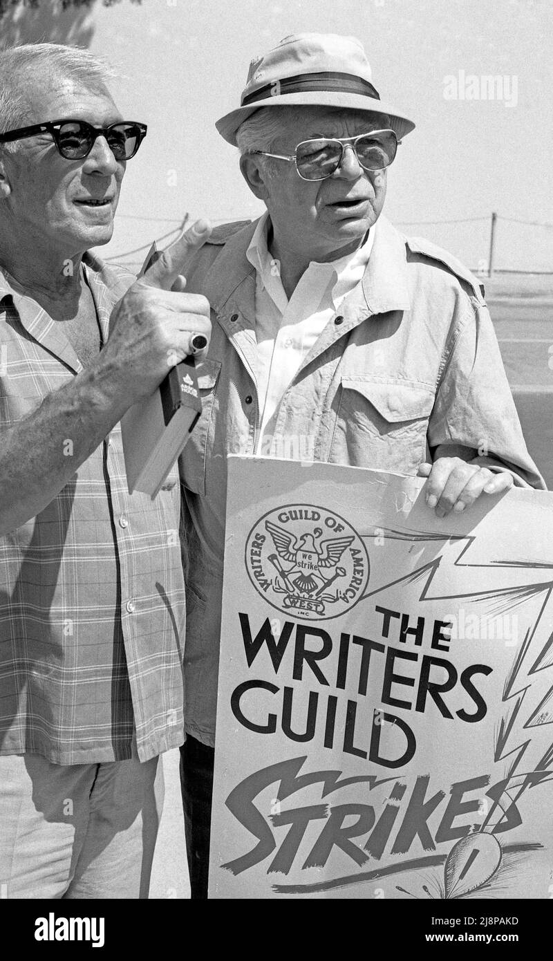 El director y guionista Billy Wilder (derecha) y Richard Brooks se unen a la línea de piquete para la huelga del gremio de escritores en Hollywood, CA, 1981 Foto de stock