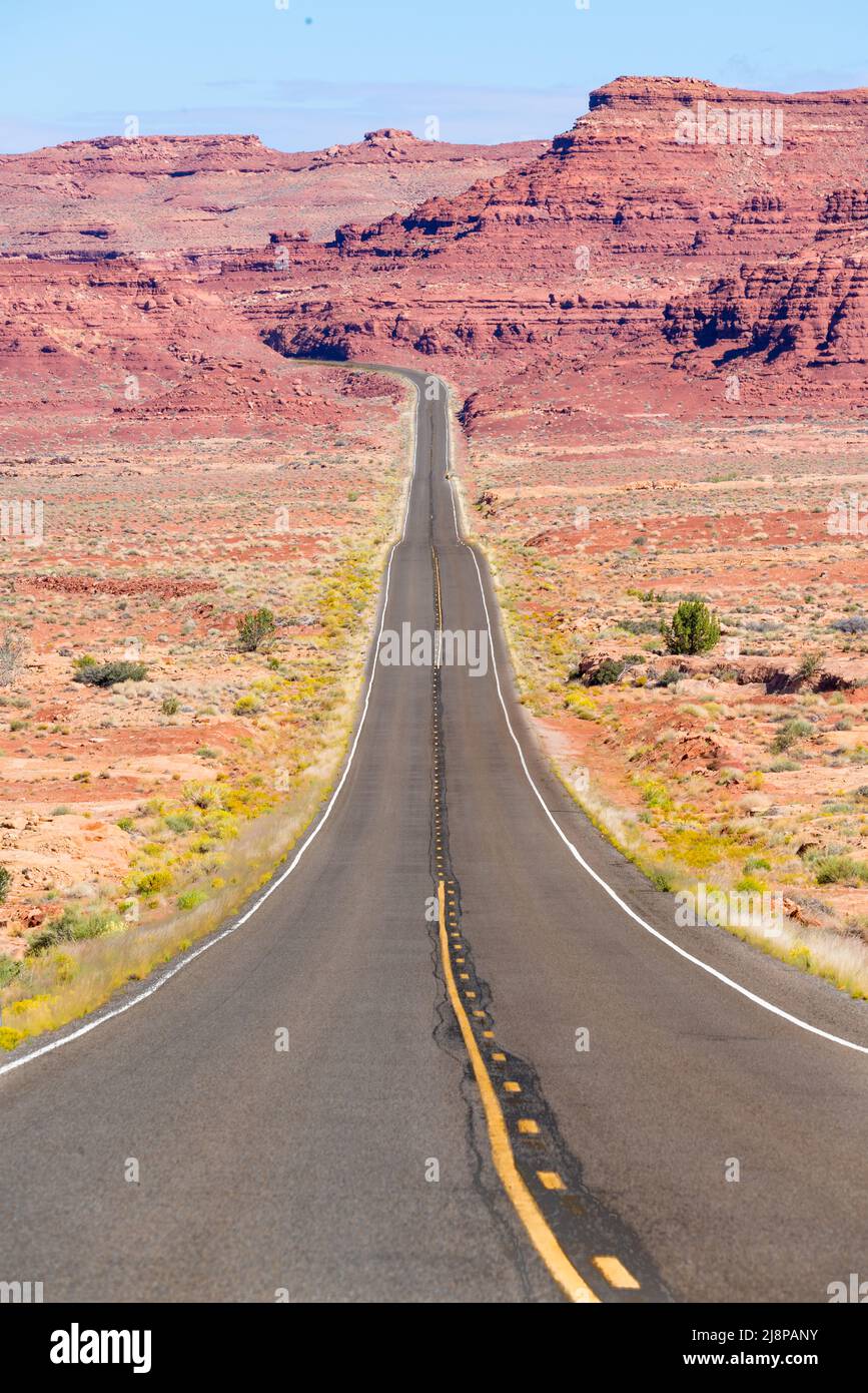 Larga y solitaria carretera escénica en el desierto al suroeste de Utah Foto de stock