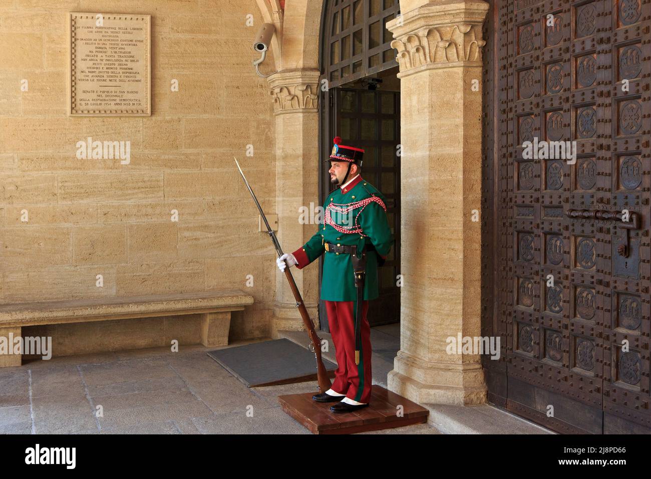 La Guardia de la roca (fortaleza) del cuerpo de guardia a la entrada del Palazzo Pubblico (ayuntamiento) de San Marino Foto de stock