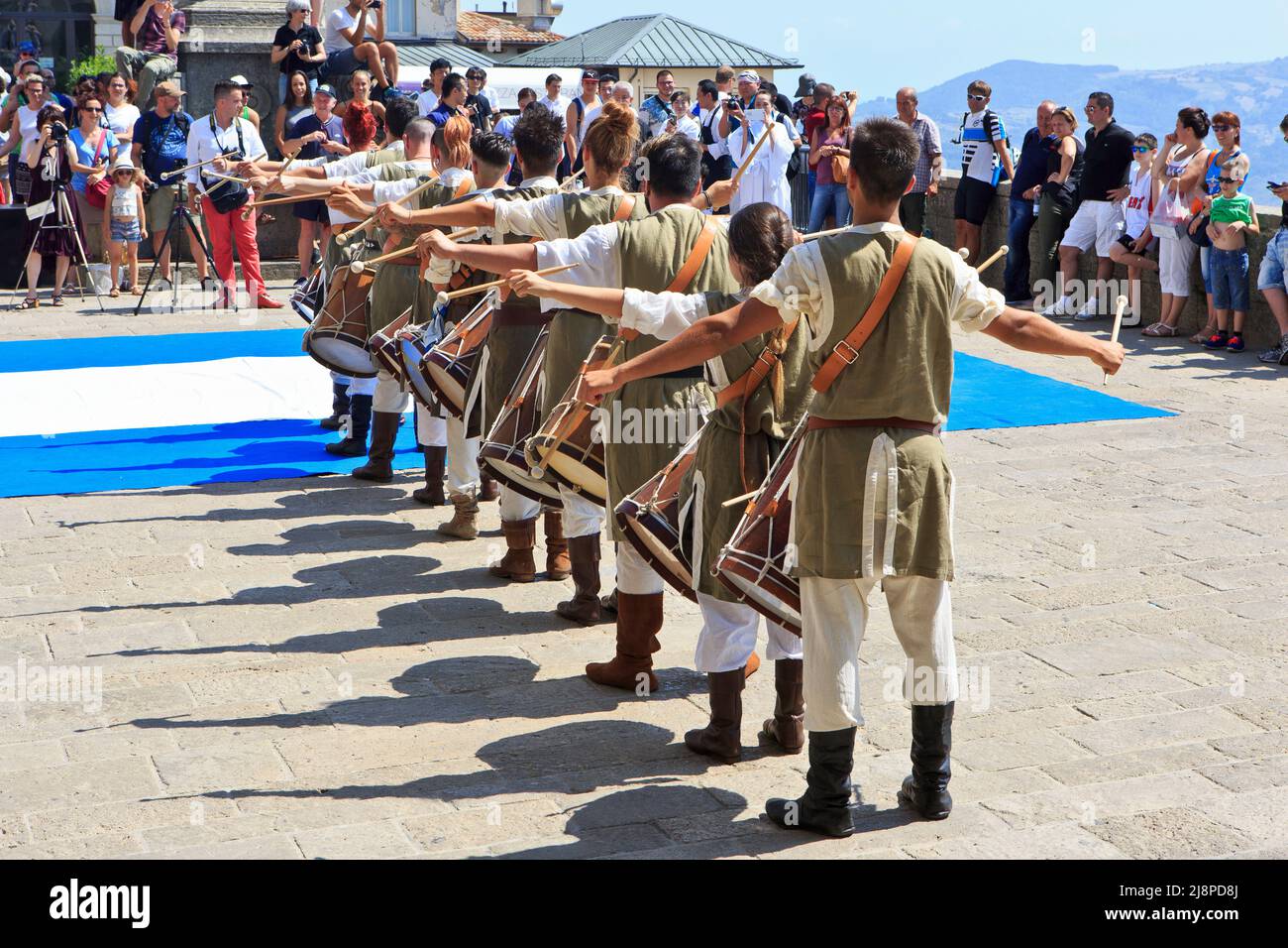 Un tradicional tambor militar medieval durante un festival en la Plaza de la Libertad en San Marino Foto de stock