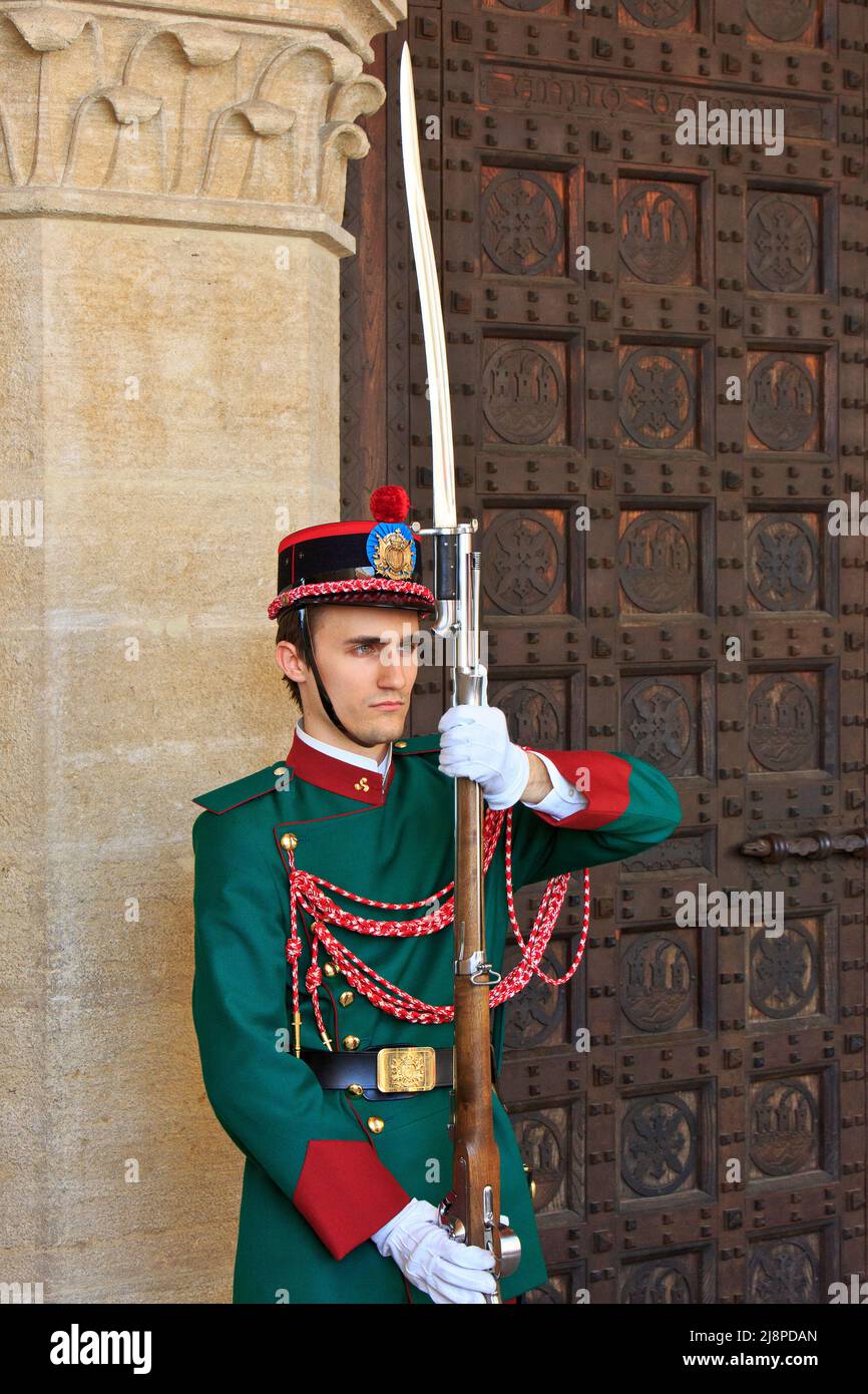 La Guardia de la roca (fortaleza) del cuerpo de guardia a la entrada del Palazzo Pubblico (ayuntamiento) de San Marino Foto de stock