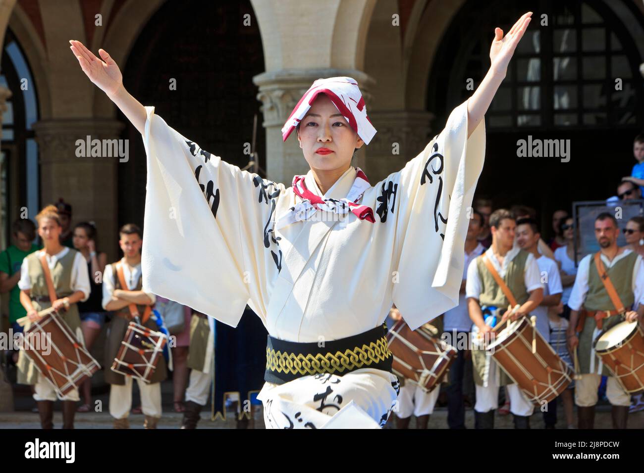 Un espectáculo de danza tradicional japonesa durante una fiesta en la Plaza de la libertad en San Marino Foto de stock