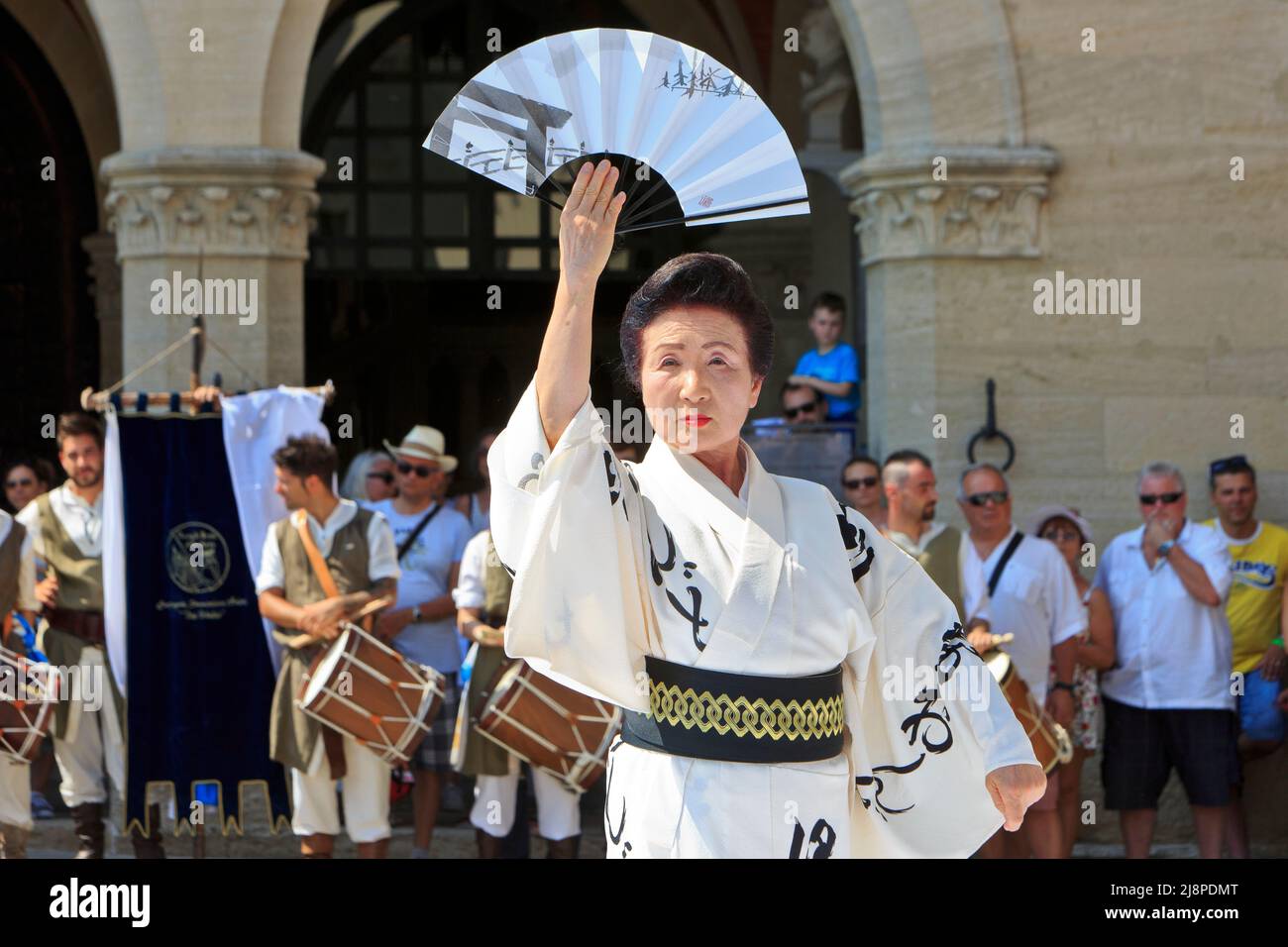 Un espectáculo de danza tradicional japonesa durante una fiesta en la Plaza de la libertad en San Marino Foto de stock