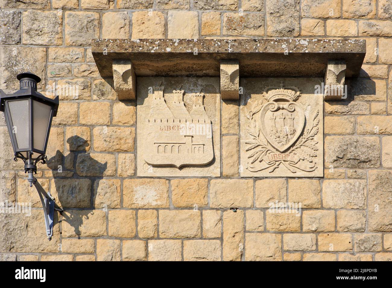 El escudo de armas de San Marino Foto de stock