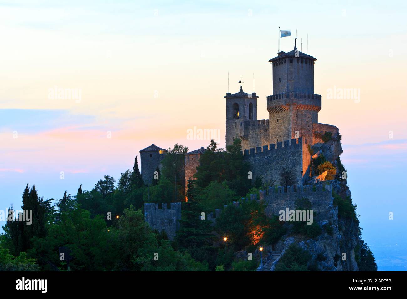 El 11th-century Fortaleza de Guaita en el Monte Titano en San Marino Foto de stock