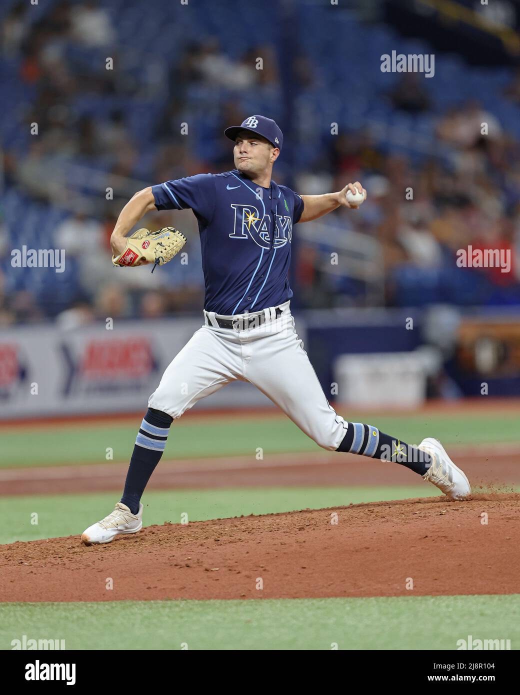 San Petersburgo, FL. EE.UU.; Tampa Bay Rays lanzador inicial Shane McClanahan (18) entrega un lanzamiento durante un juego de béisbol de la liga mayor contra el Detro Foto de stock