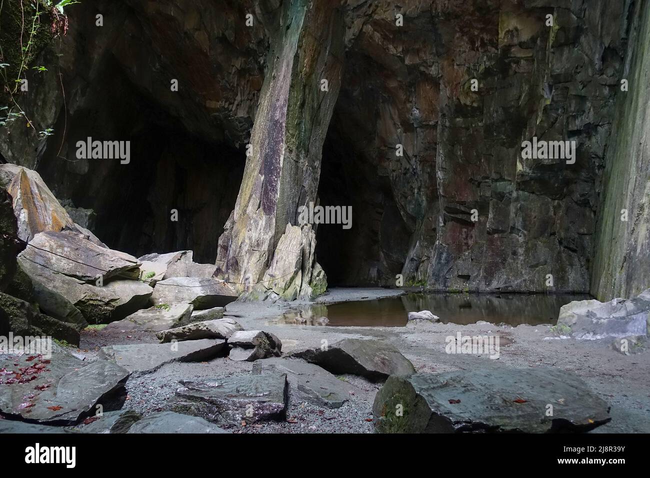 Catedral cueva caverna en la vieja cantera de pizarra, Little Langdale, Cumbria, Inglaterra, Reino Unido. Foto de stock