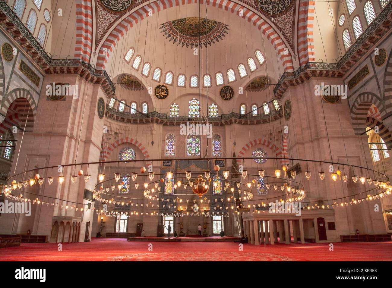 Estambul, Turquía, 25 de marzo de 2019: Vista interior de la Mezquita de Suleymaniye en Estambul, Turquía. La mezquita de Suleymaniye es una mezquita construida por Mimar Sinan en 1551 Foto de stock