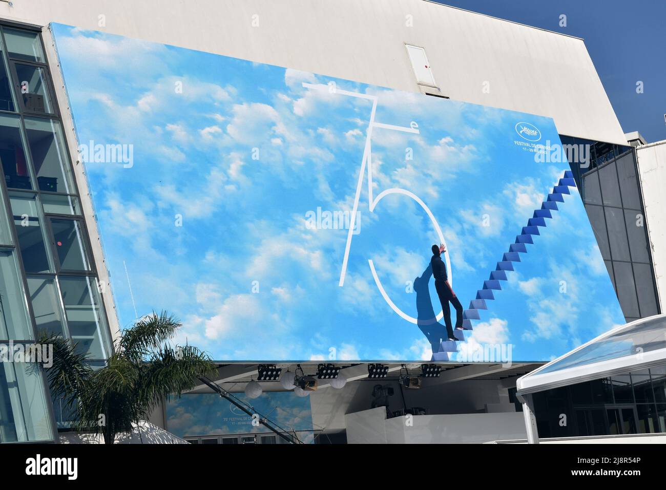Francia, Cannes, el cartel oficial del Festival Internacional de Cine de 75th. Este año el tema es una imagen de la película Truman show. Foto de stock