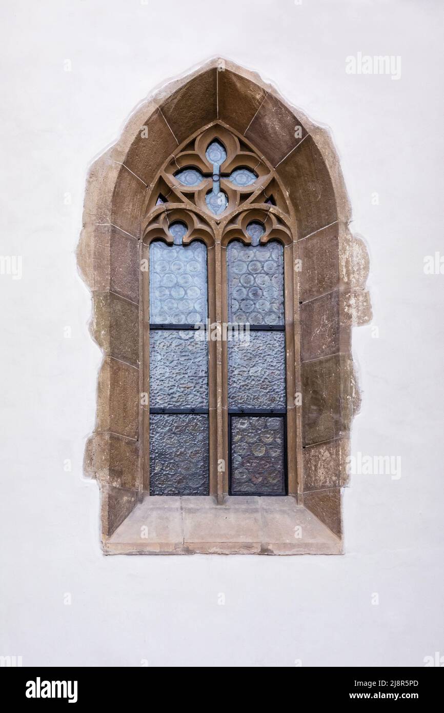 Una hermosa ventana de la Catedral Luterana de Santa María en el centro