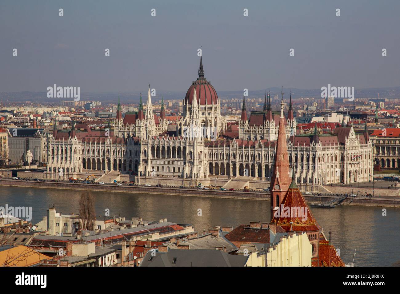 Budapest, Hungría - 27 de marzo de 2018: Parlamento en Budapest por el río Danubio desde arriba. Panorama de plagas del Danubio - Patrimonio de la Humanidad de la UNESCO Foto de stock