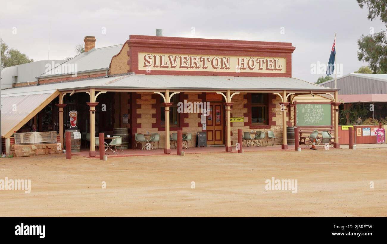 SILVERTON, AUSTRALIA - JUNIO 15 2021: El histórico hotel silverton cerca de la colina rota Foto de stock