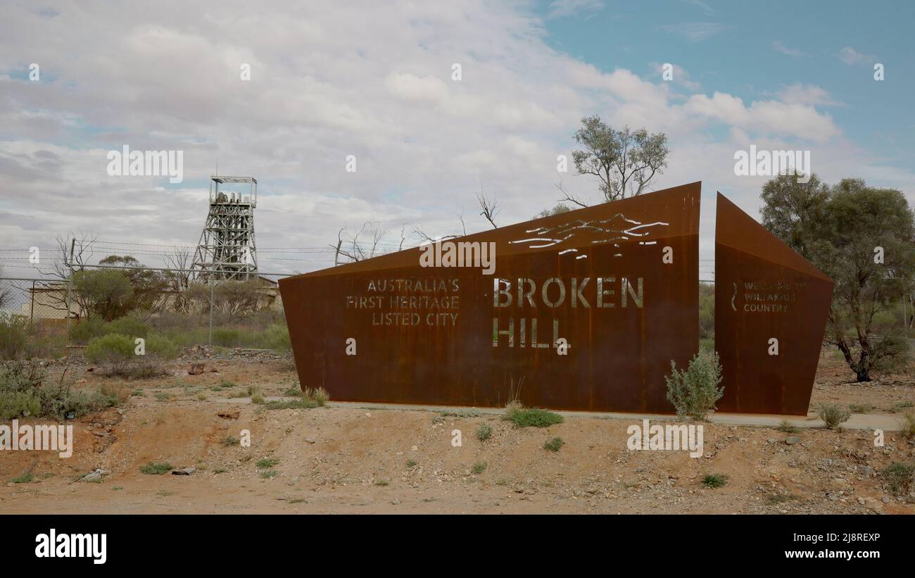 BROKEN HILL, AUSTRALIA - JUNIO 15 2021: Cartel de bienvenida en las afueras de Broken Hill Foto de stock