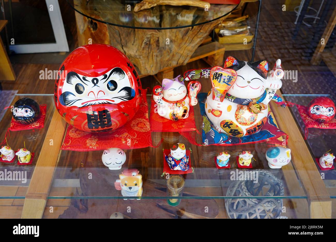 Tienda de una tienda asiática en el barrio japonés de Immermannstrasse en Düsseldorf/ Alemania con figuras de daruma y manekineko. Foto de stock