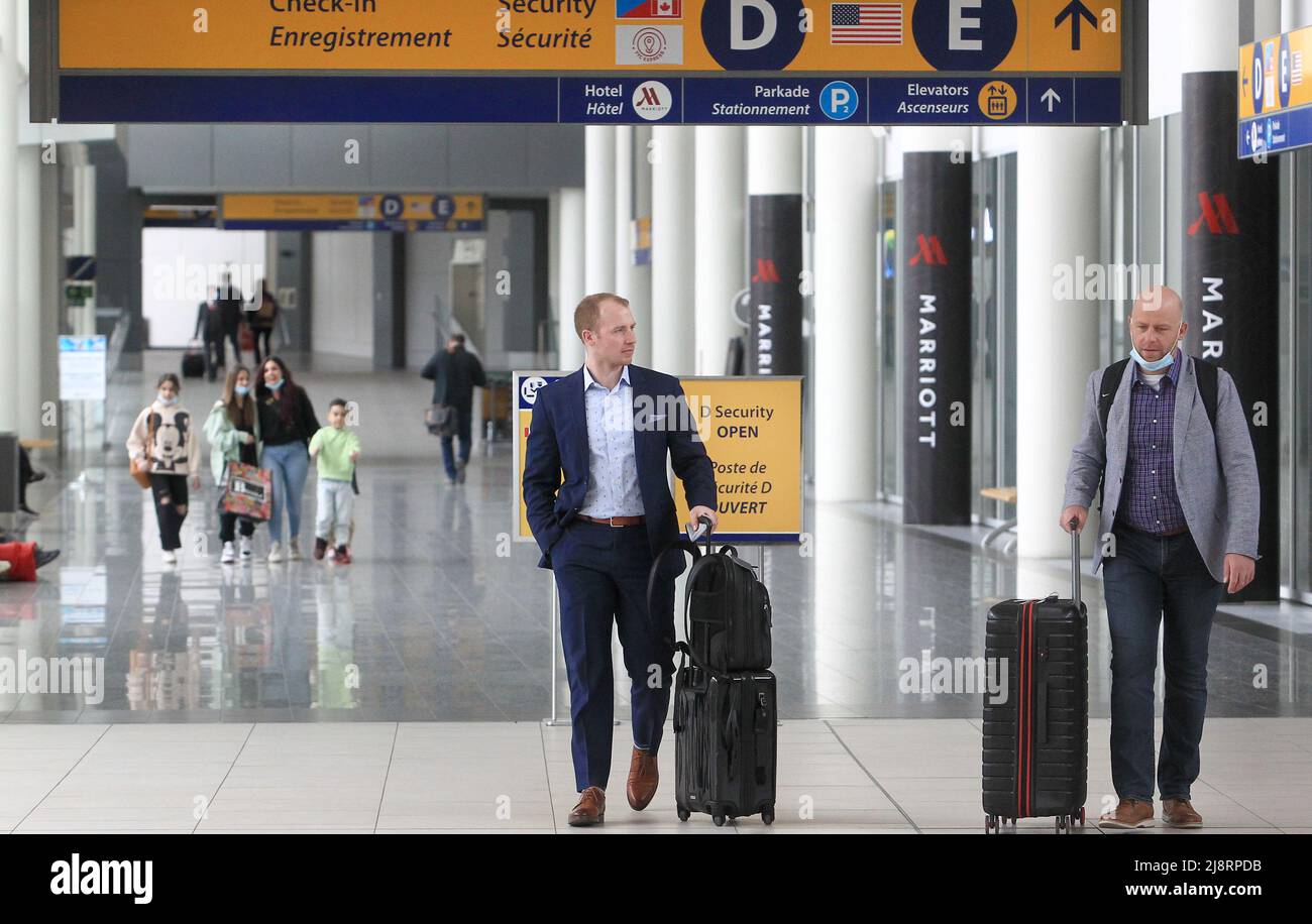 Calgary, Alberta, Canadá - 17 2022 de mayo: Viajeros con equipaje en el  Aeropuerto Internacional de Calgary Fotografía de stock - Alamy