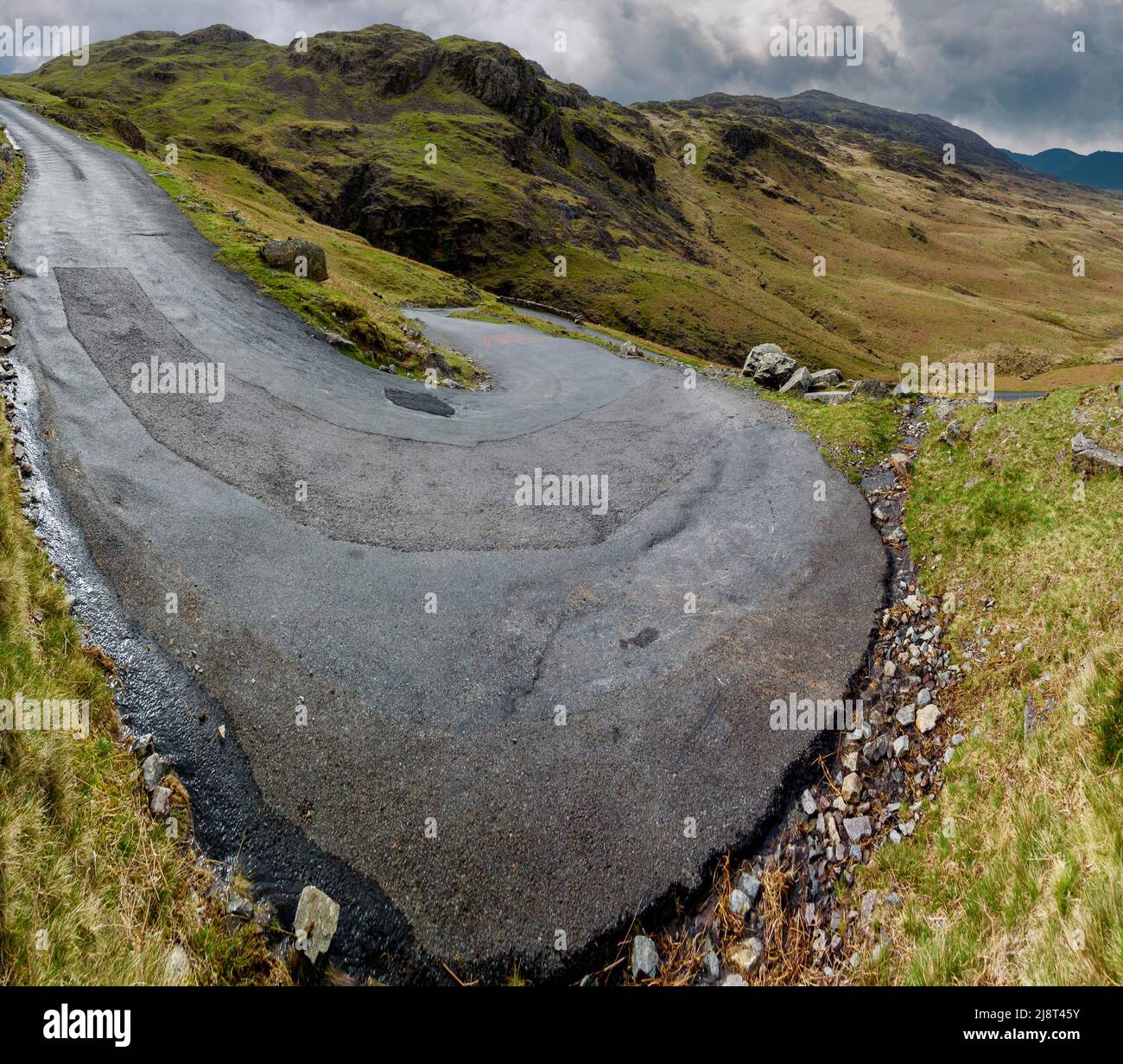 La famosa curva de la horquilla en Hardknott Pass, English Lake District, Reino Unido. Foto de stock