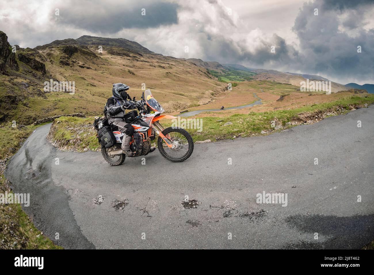 Motociclista en Hardknott Pass, Distrito de los Lagos Inglés, Reino Unido. Foto de stock