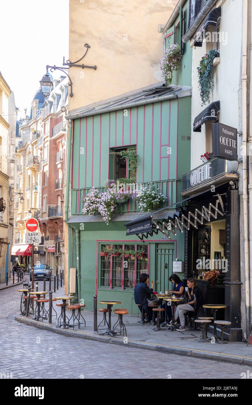Temprano por la mañana vista de la Patisserie Odette a lo largo de Rue Galande en el Barrio Latino, París, Ile-de-France, Francia Foto de stock