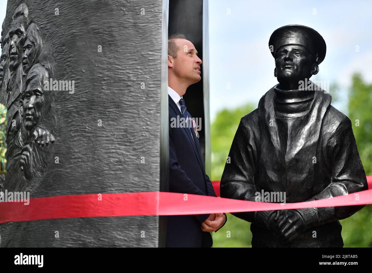 El Duque de Cambridge desvela un monumento conmemorativo a los submarinos en el Arboretum National Memorial en Staffordshire. Fecha de la foto: Miércoles 18 de mayo de 2022. Foto de stock