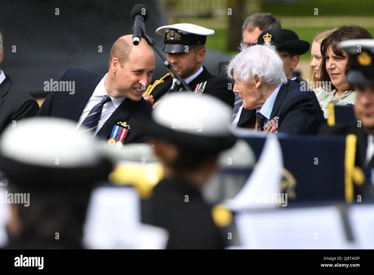 El Duque de Cambridge habla con Michael Tibbs durante la inauguración de un monumento conmemorativo a los submarinos en el Arboreto National Memorial en Staffordshire. Fecha de la foto: Miércoles 18 de mayo de 2022. Foto de stock