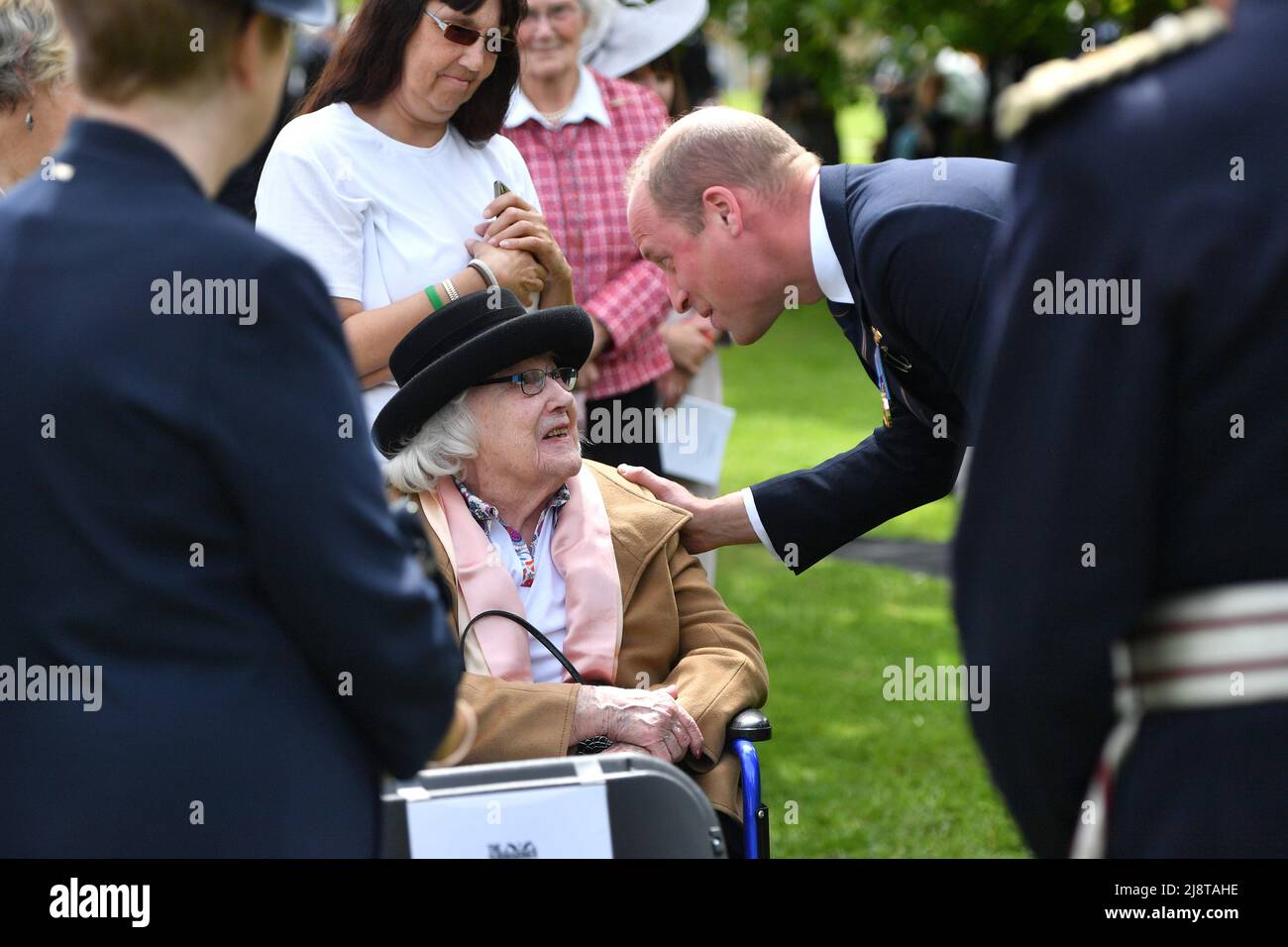 El Duque de Cambridge habla con Diana Mayes, de 100 años, viuda en 1943, durante la inauguración de un monumento conmemorativo a los submarinos en el National Memorial Arboretum de Staffordshire. Fecha de la foto: Miércoles 18 de mayo de 2022. Foto de stock