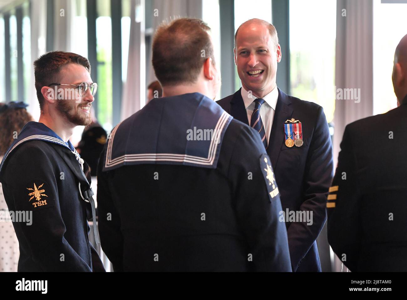 El Duque de Cambridge habla con cadetes marinos durante la inauguración de un monumento conmemorativo a los submarinos en el Arboreto National Memorial en Staffordshire. Fecha de la foto: Miércoles 18 de mayo de 2022. Foto de stock
