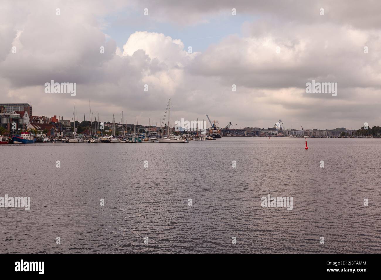 Puerto de la ciudad hanseática de Rostock en el Mar Báltico . Foto de stock