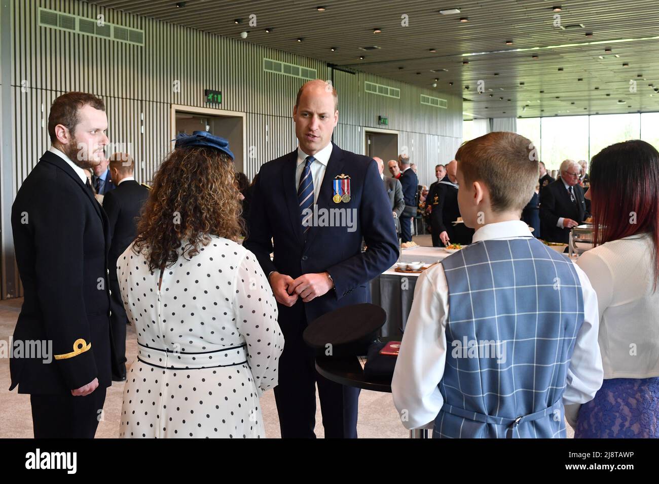 El duque de Cambridge habla con la familia de Ian Molyneux, el oficial de la Marina Real que fue baleado en la cabeza a bordo del HMS Astute en abril de 2011, tras la inauguración de un monumento conmemorativo a los submarinos en el Arboretum National Memorial en Staffordshire. Fecha de la foto: Miércoles 18 de mayo de 2022. Foto de stock