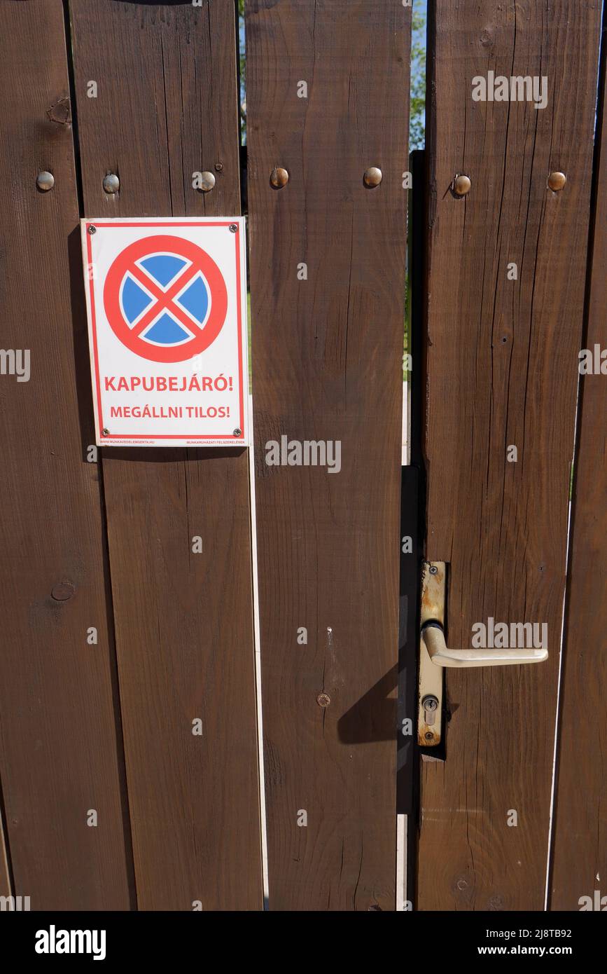 Letrero en húngaro, kapubejaro megalni tilos, no hay aparcamiento en frente de la puerta, Szigethalom, Hungría Foto de stock
