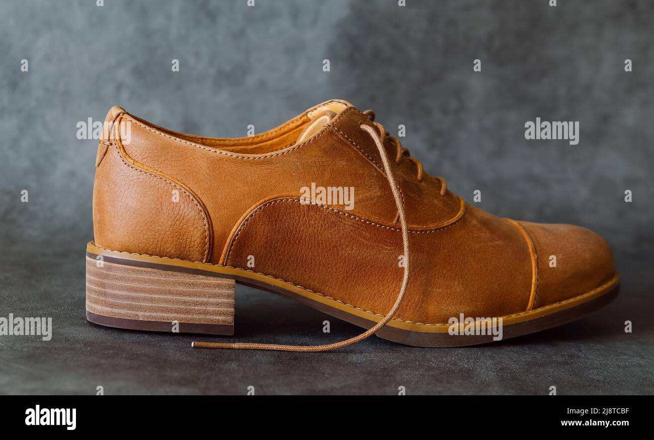 Calzado cómodo y moderno de piel o bota sobre fondo gris con enfoque difuso  selectivo Fotografía de stock - Alamy