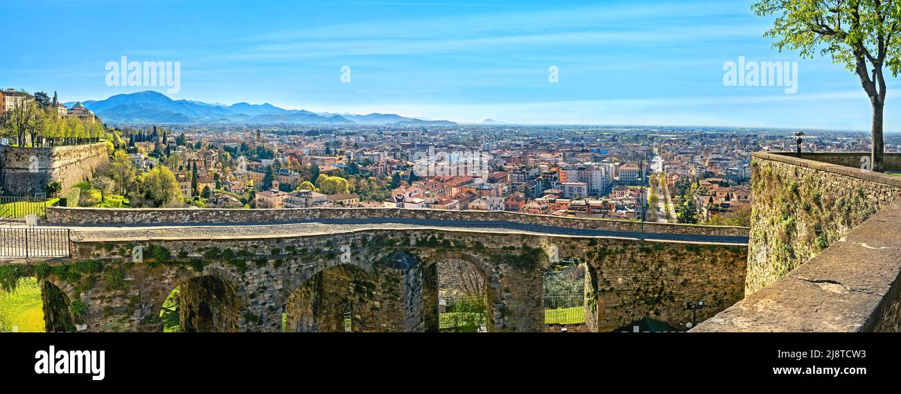 Paisaje panorámico desde la parte alta de la ciudad (Citta Alta) de las murallas de la fortificación y vista de la parte baja de la ciudad. Bergamo, Lomardy, Italia Foto de stock