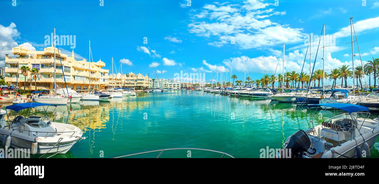 Vista panorámica de Puerto Marina en Benalmádena. Costa del Sol, provincia de Málaga, Andalucía, España Foto de stock