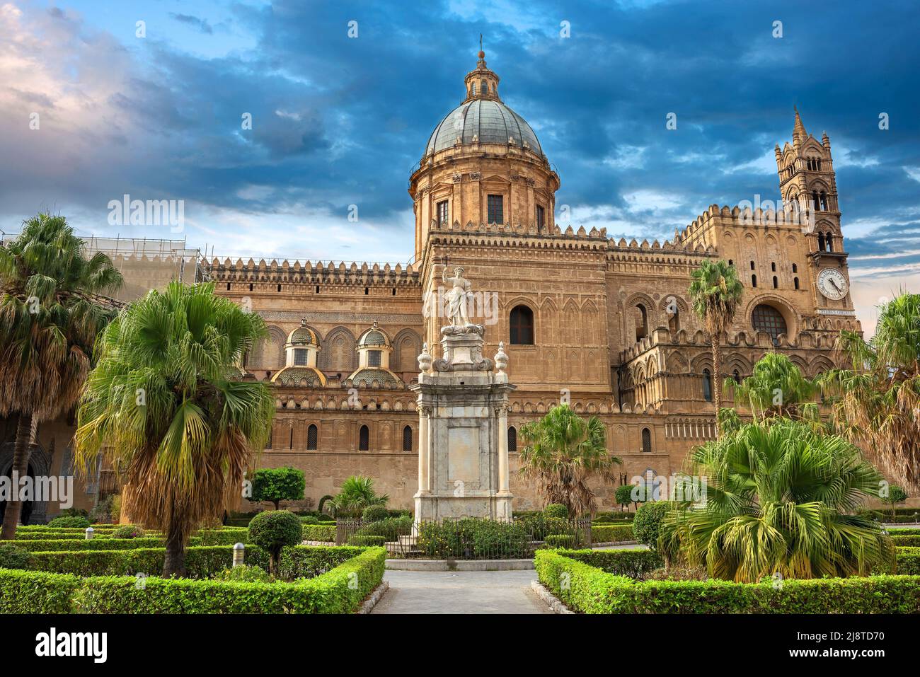 Vista de la catedral de Palermo (Duomo di Palermo). Palermo, Sicilia, Italia Foto de stock