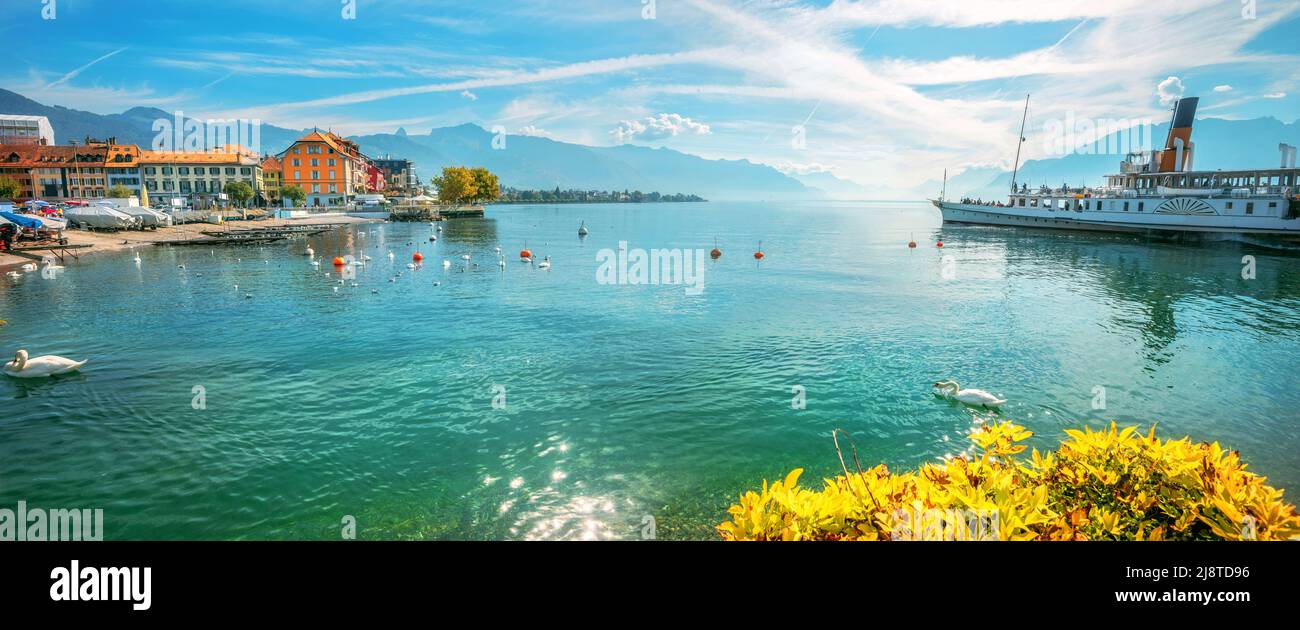 Vista panorámica del lago de Ginebra con el viejo ferry turístico en la ciudad de Vevey. El cantón de Vaud, Suiza Foto de stock