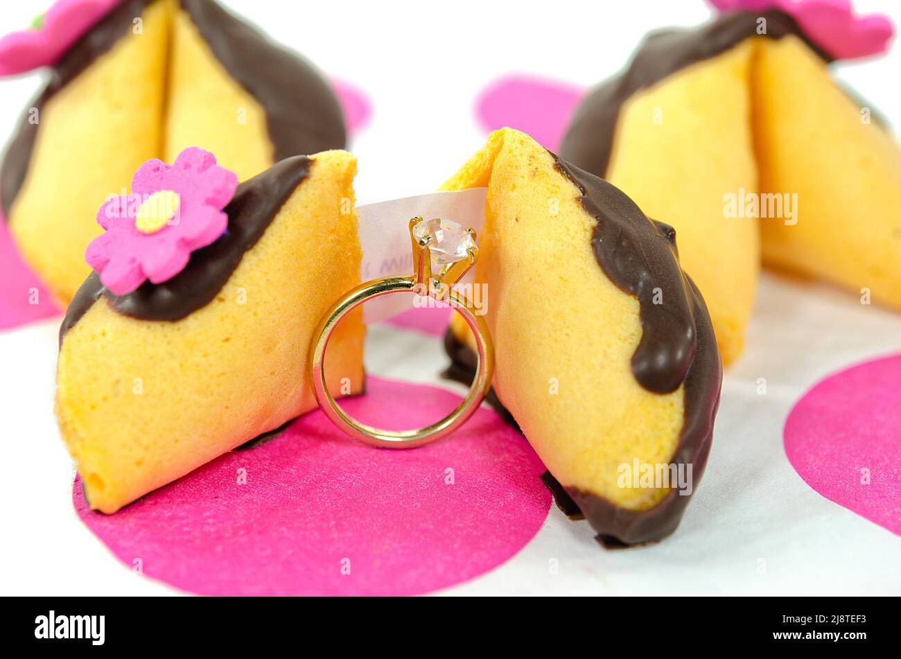 Galleta de la fortuna del chocolate sumergida con anillo del compromiso del diamante Foto de stock