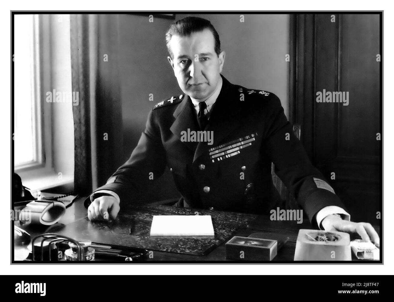 LUNDQVIST 1940s Retrato en uniforme en su escritorio Teniente General Jarl Frithiof Lundqvist (1896–1965), Jefe de Defensa de las Fuerzas de Defensa Finlandesas Finlandia durante la Segunda Guerra Mundial Fecha 1946 Foto de stock