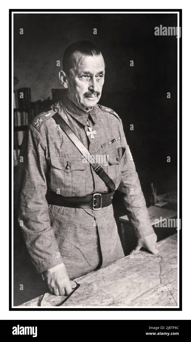 MANNERHEIM WW2 Reportage Portrait Marshal Carl Gustav Emil Mannerheim en 1941 luciendo su Medalla de la Cruz de la Libertad de pie con sus mapas de batalla Segunda Guerra Mundial Foto de stock