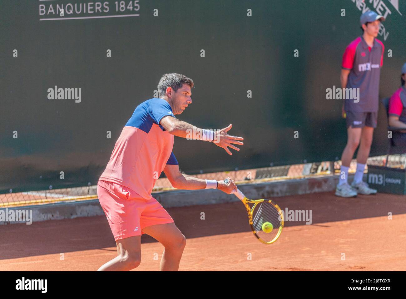 Ginebra, Suiza. 18th de mayo de 2022. Federico Delbonis de Argentina está  en acción durante su partido en el torneo de tenis ATP 250 Geneva Open el  18 de mayo de 2022.