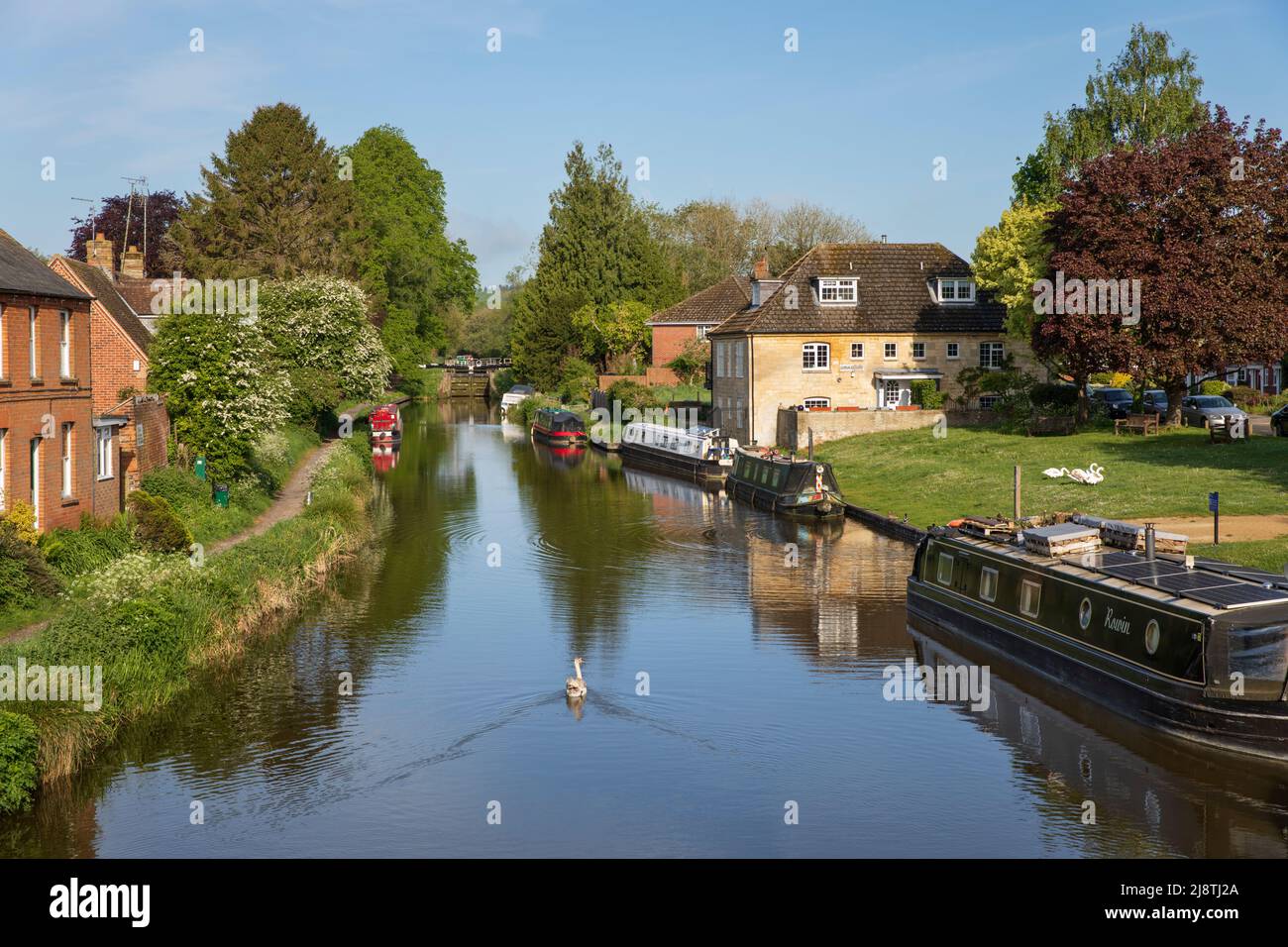 Vista a lo largo del canal Kennett y Avon mirando hacia el oeste, Hungerford, West Berkshire, Inglaterra, Reino Unido, Europa Foto de stock