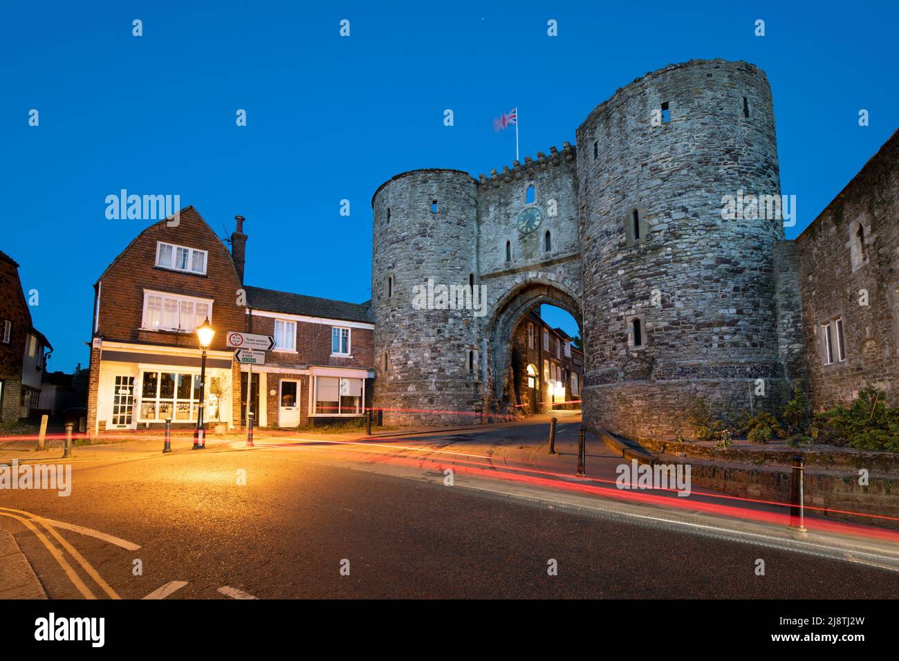 El Landgate medieval iluminado por la noche, Rye, East Sussex, Inglaterra, Reino Unido, Europa Foto de stock