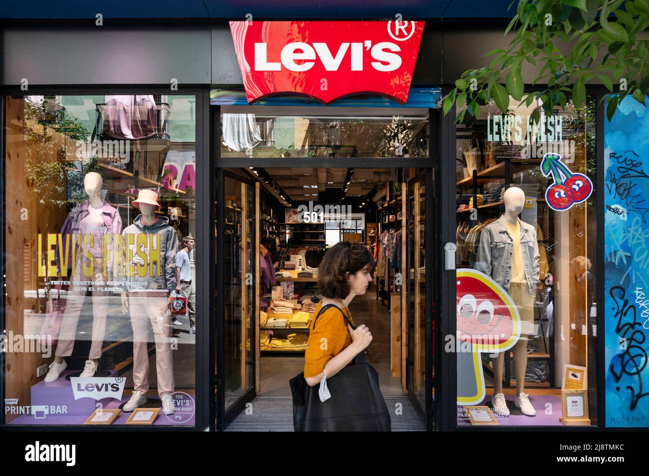 Madrid, España. 17th de mayo de 2022. Los peatones pasan por delante de la marca la empresa de ropa americana, la tienda Levi's (Levis) y el logotipo en España. (Foto de