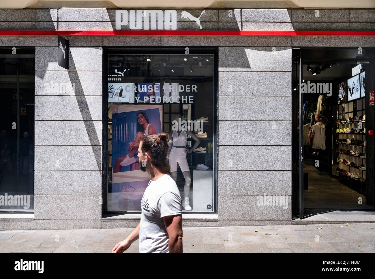 Un comprador pasa por la tienda Puma de la marca de calzado deportivo e  informal de España. (Foto de Xavi Lopez / SOPA Images/Sipa USA Fotografía  de stock - Alamy