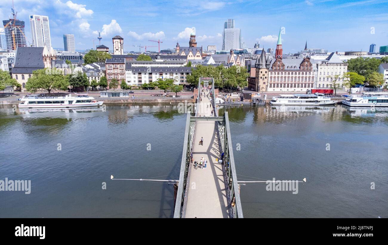 El puente peatonal de hierro o Eiserner Steg o el río Main, Frankfurt, Alemania Foto de stock