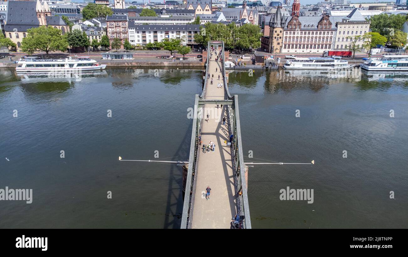 El puente peatonal de hierro o Eiserner Steg o el río Main, Frankfurt, Alemania Foto de stock