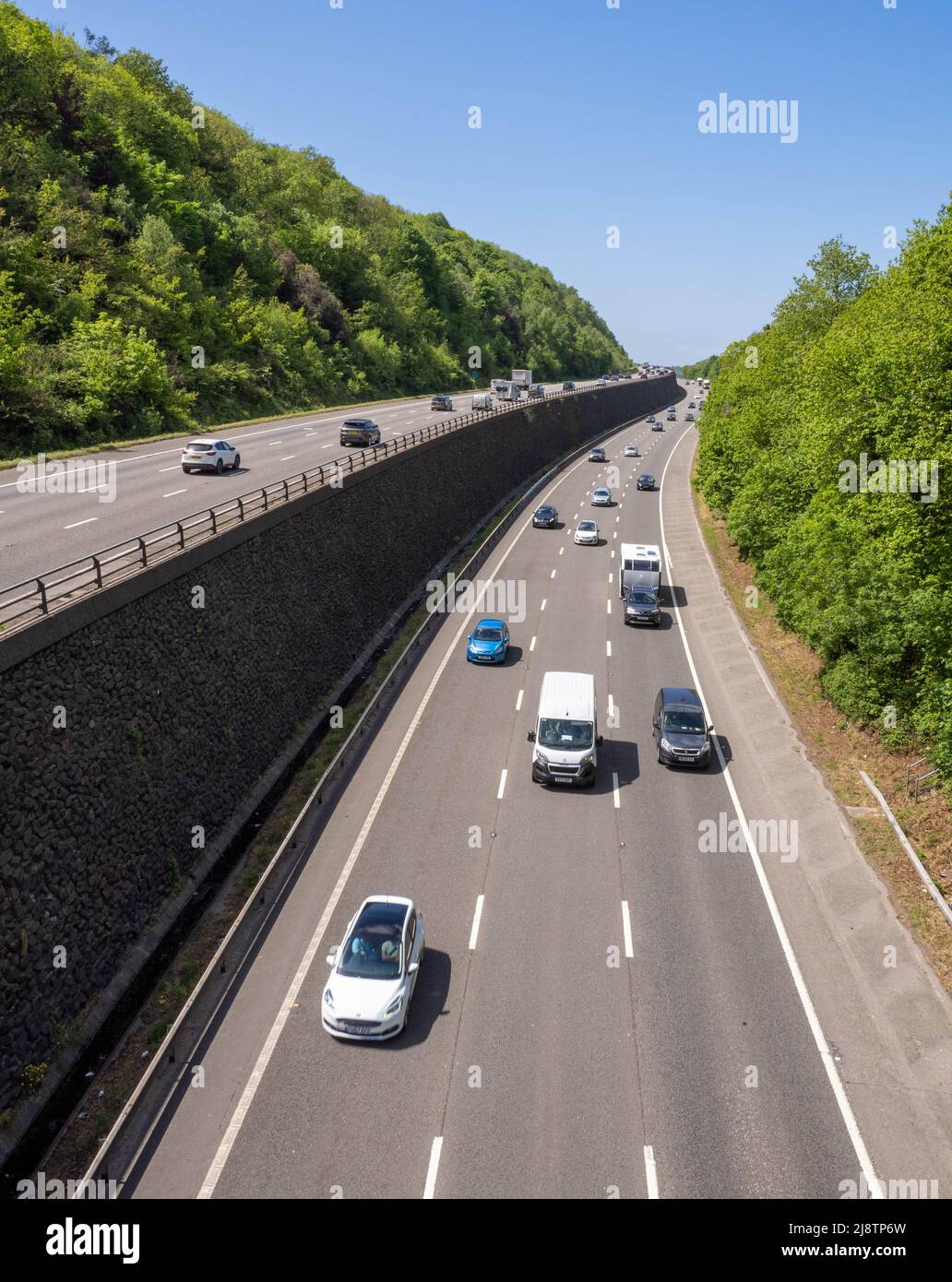 Sección escalonada de los niveles de la autopista M5 a medida que pasa A través de Failand Ridge y Gordano Valley cerca de Bristol UK Foto de stock
