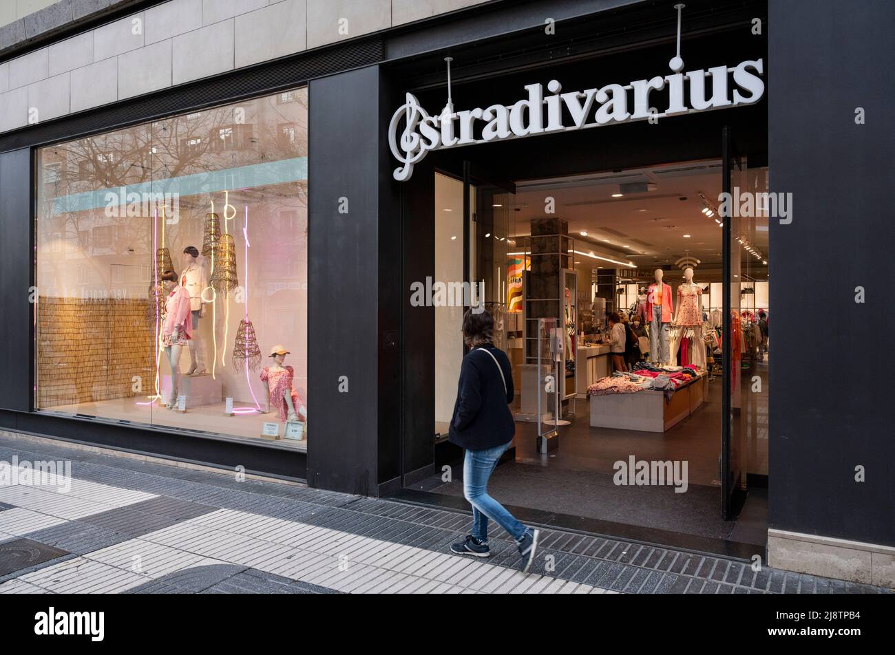 Stradivarius store fotografías e imágenes de alta resolución - Alamy
